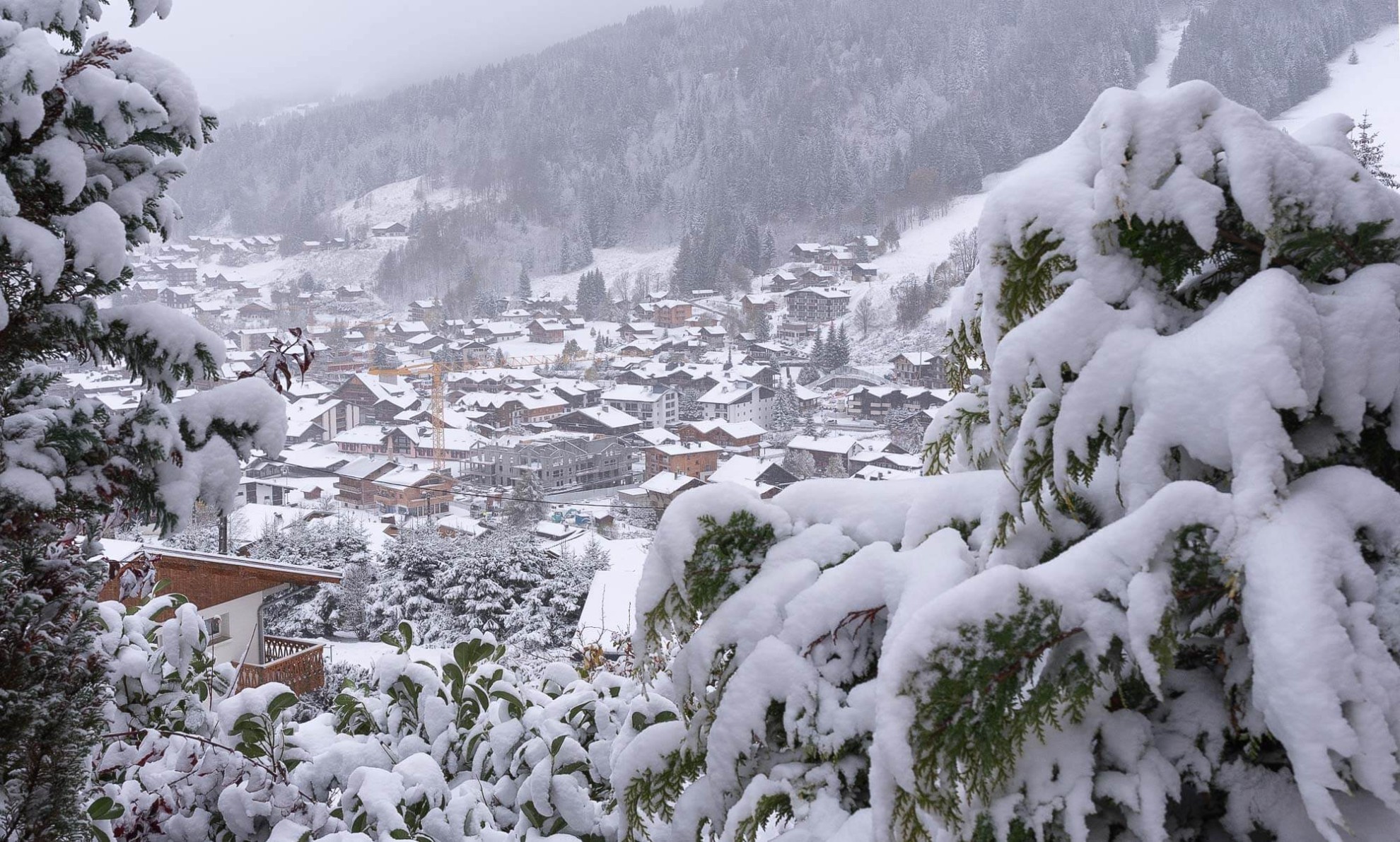 Les Gets - Fresh snow in the village in October - Pictures