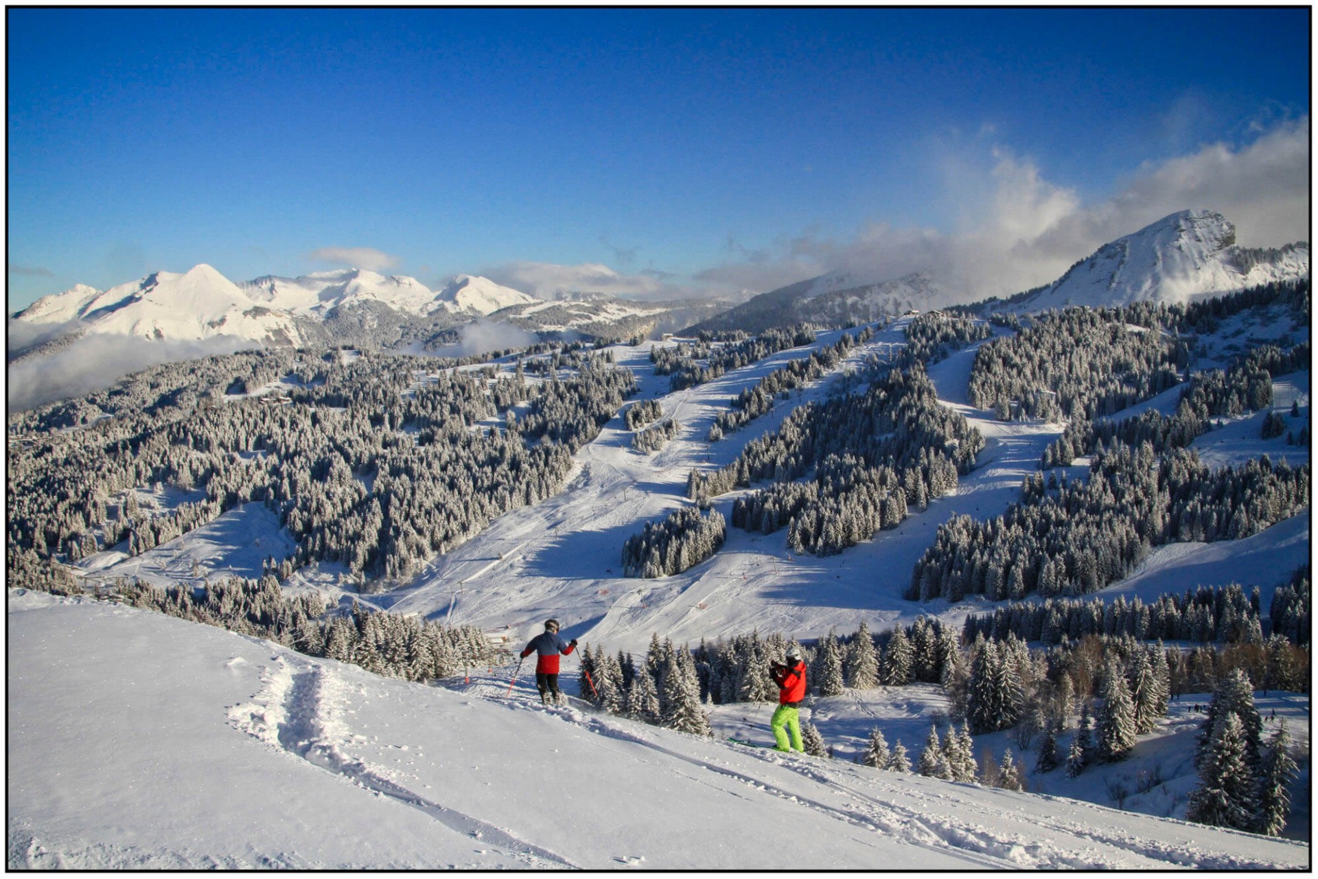 02 skiiers in powder at la rosta