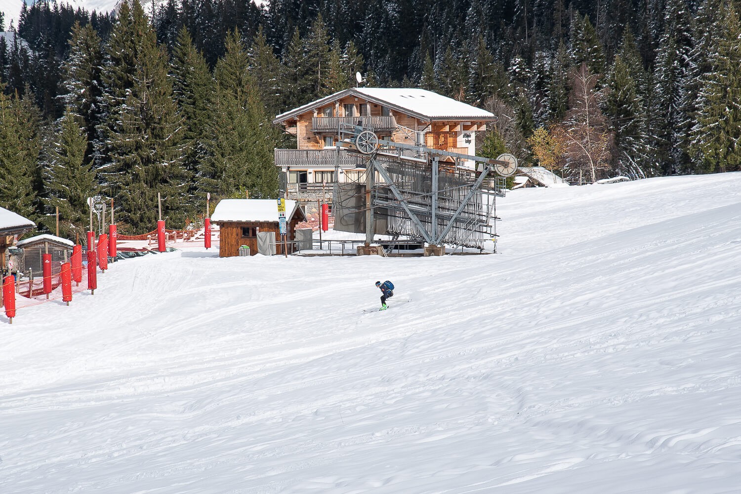 02 guy in red pants enjoying pistes