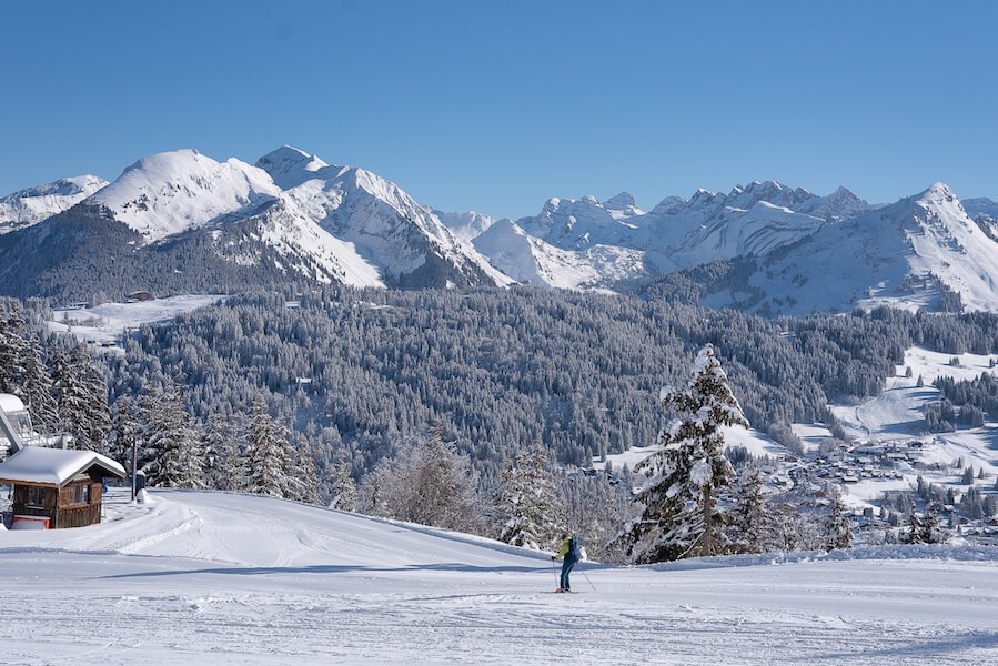 Ski de randonnée au Mont-Chéry par temps ensoleillé - Les Gets